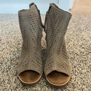 Toms 8.5 peep toe heel